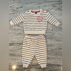 Old Navy Unisex Valentine’s Sweatshirt and Sweatpants Set